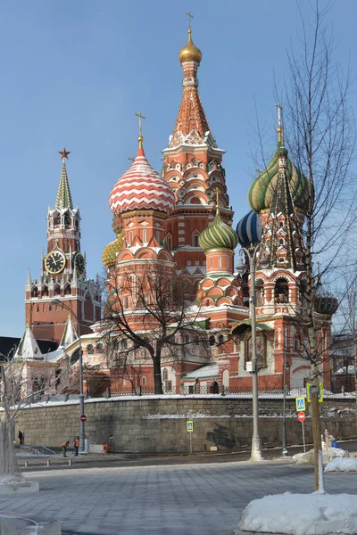 St. Katedra w Bazylei zimą Moskwa. — Zdjęcie stockowe