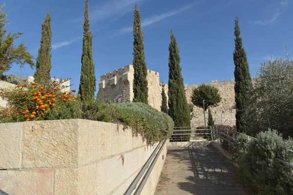 Jeruzalem in november, de muren van de oude stad. — Stockfoto