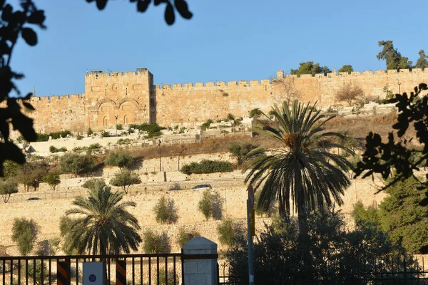 Jeruzalem in november, de muren van de oude stad. — Stockfoto