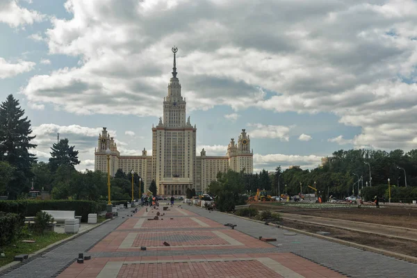 Главное здание ГОСУДАРСТВЕННОГО ЮНИВЕРСИТЕТА МОСКВА . — стоковое фото