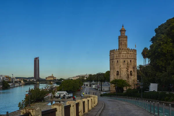 Sabahın erken saatlerinde Sevilla'daki Altın Kule. — Stok fotoğraf