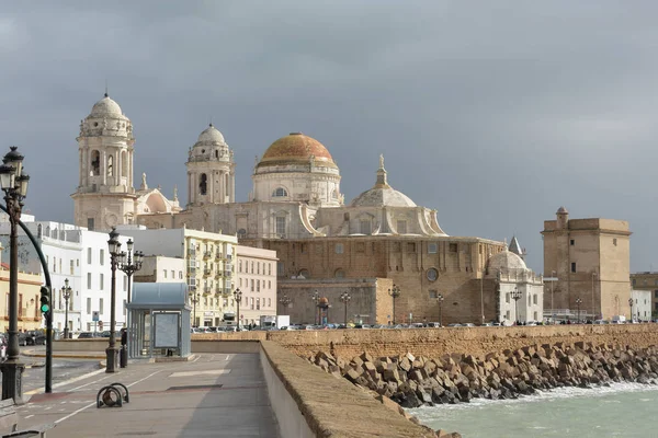Promenade und Kathedrale von Santa Cruz in Cadiz, Spanien. — Stockfoto