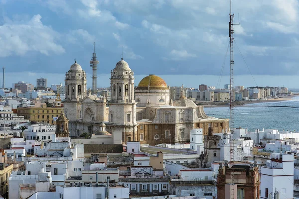 Promenade and Cathedral of Santa Cruz in Cadiz, Spain. — Stock Photo, Image