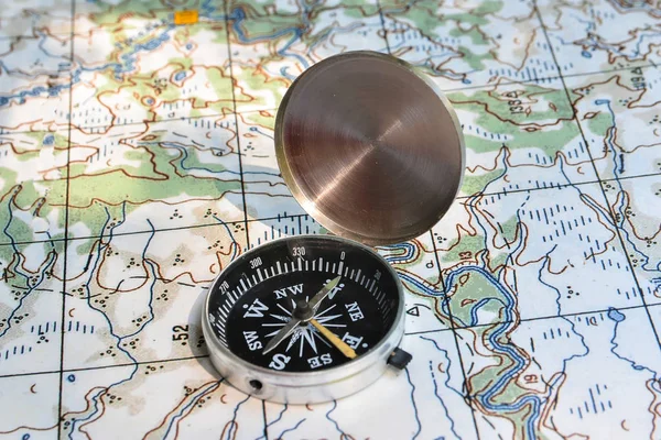 Mapa i kompas. — Zdjęcie stockowe