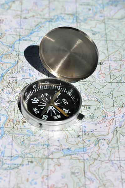 Magnetický kompas a mapa. — Stock fotografie