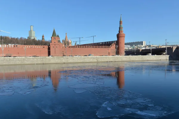 Moscow Kremlin from the Moscow river. — Stock Photo, Image