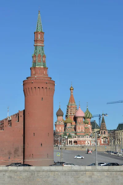 Kremlin de Moscú desde el río Moscú . — Foto de Stock