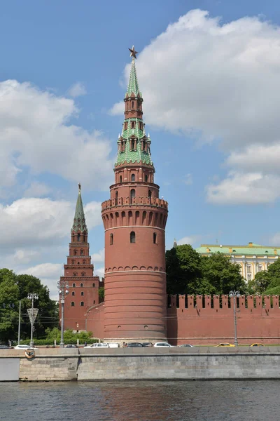 Moskou Kremlin van de Moskouse rivier. — Stockfoto