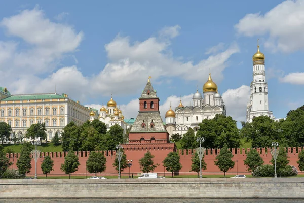 Moskauer Kreml aus dem Moskauer Fluss. — Stockfoto