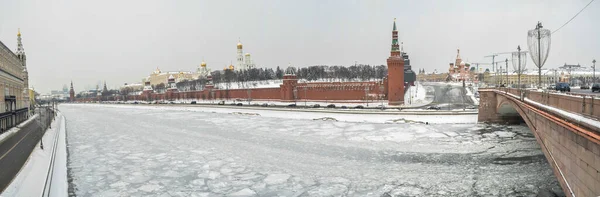 Winter panorama of the Kremlin embankment in Moscow. — Stock Photo, Image