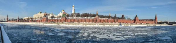 Zimní panorama nábřeží Kreml v Moskvě. — Stock fotografie