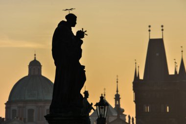Sonbaharda Prag 'da yürüyüş. Çek Cumhuriyeti 'nin başkentinin şehir manzarası.