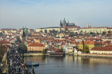 Sonbaharda Prag 'da yürüyüş. Çek Cumhuriyeti 'nin başkentinin şehir manzarası.