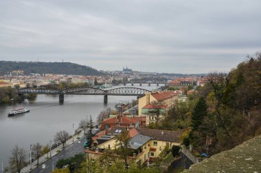 Sonbaharda Prag 'da yürüyüş. Çek Cumhuriyeti 'nin başkentinin şehir manzarası.