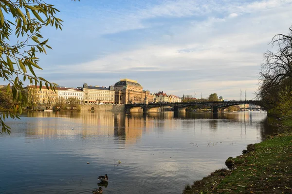 Περπατώντας Φθινόπωρο Στην Πράγα Αστικό Τοπίο Της Πρωτεύουσας Της Τσεχικής — Φωτογραφία Αρχείου