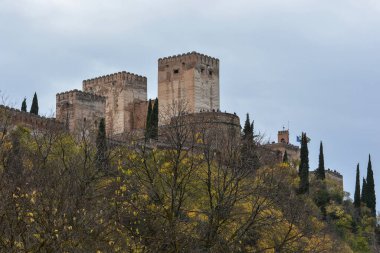 Granada 'nın sonbaharında yürümek. İspanya 'nın Endülüs kenti Kasım ayında.