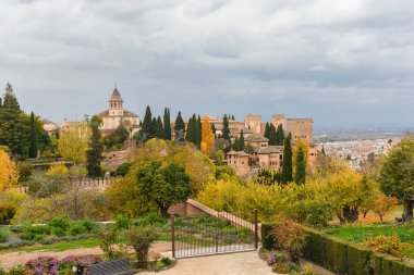 Granada 'nın sonbaharında yürümek. İspanya 'nın Endülüs kenti Kasım ayında.