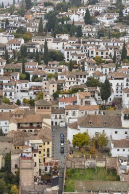 Granada 'nın sonbaharında yürümek. İspanya 'nın Endülüs kenti Kasım ayında.