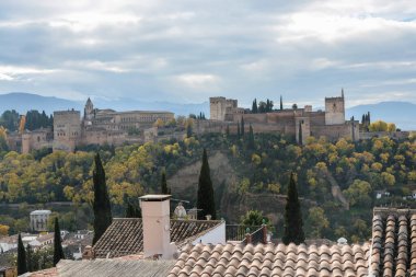 Granada 'nın sonbaharında yürümek. İspanya 'nın Endülüs kenti Kasım ayında.