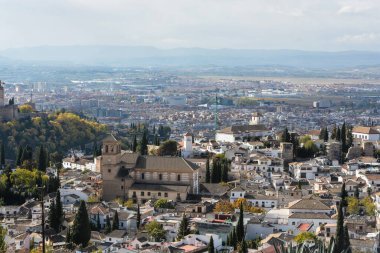 Granada 'nın sonbaharında yürümek. İspanya 'nın Endülüs kenti Kasım ayında.