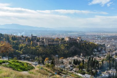 Granada 'nın sonbaharında yürümek. İspanya 'nın Endülüs kenti Kasım ayında.