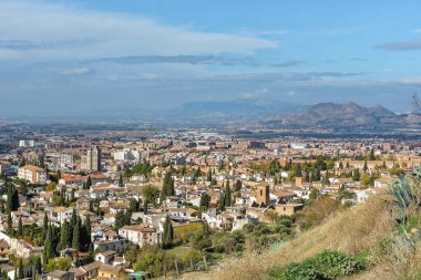 Granada 'nın sonbaharında yürümek. İspanya 'nın Endülüs kenti Kasım ayında.