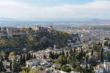 Granada 'nın sonbaharında yürümek. İspanya 'nın Endülüs kenti Kasım ayında.