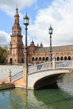 İspanya 'nın Sevilla meydanı. Endülüs 'ün başkentinin mimari simgesi..