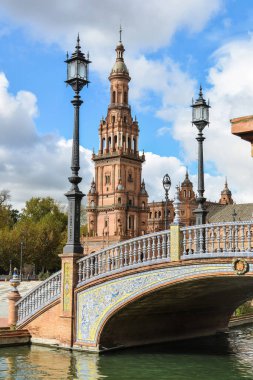 İspanya 'nın Sevilla meydanı. Endülüs 'ün başkentinin mimari simgesi..