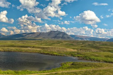Tundra, Kutup Uralları 'nın eteklerinde. Trenin penceresinden ana Ural sırtının görüntüsü 