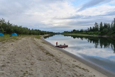 Yamal 'daki nehrin kıyısında çadır. Kutup-Ural Doğal Parkı 'na yaz gezisi.