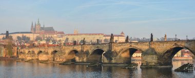 Prag 'daki Charles Köprüsü Panoraması. Vltava üzerindeki en ünlü köprü..