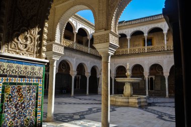 Seville 'deki avlu, Fas tarzı mimari. Avlu güneşle aydınlanır..