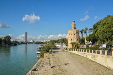 Sevilla 'daki Altın Kule. İspanya 'nın Endülüs eyaletinin başkenti..