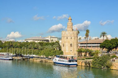 Sevilla 'daki Altın Kule. İspanya 'nın Endülüs eyaletinin başkenti..