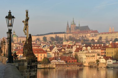 Sabahın erken saatlerinde Charles Bridge. Prag 'da şafak, Çek Cumhuriyeti' nin başkenti..