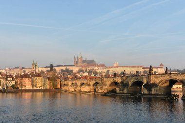 Sabahın erken saatlerinde Charles Bridge. Prag 'da şafak, Çek Cumhuriyeti' nin başkenti..