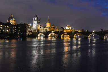 Geceleri Charles Köprüsü. Prag 'daki Vltava ve Charles Köprüsü gece görüşü.