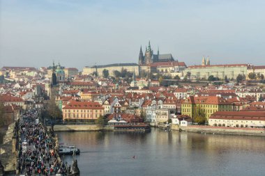 Charles Köprüsü 'nün üst manzarası. Gözlem güvertesinden Prag 'daki Vltava ve Charles Köprüsü' ne.