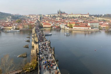 Charles Köprüsü 'nün üst manzarası. Gözlem güvertesinden Prag 'daki Vltava ve Charles Köprüsü' ne.