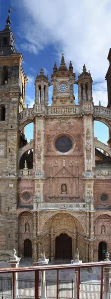 Katedralen och biskopliga palatset i Astorga, Leon regionen, Spanien — Stockfoto