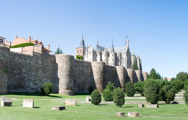 Kathedraal en bisschoppelijk paleis van Astorga, León regio, Spanje — Stockfoto