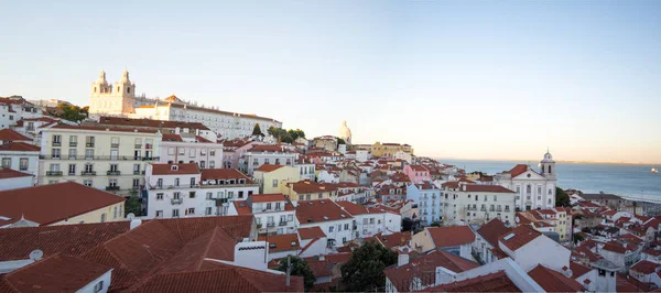 Lissabon en de Alfama wijk, Portugal — Stockfoto