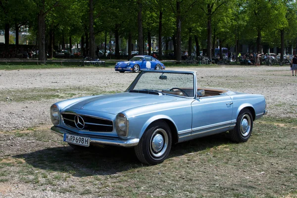 Convertible Alemán Clásico Mercedes 500Sl —  Fotos de Stock