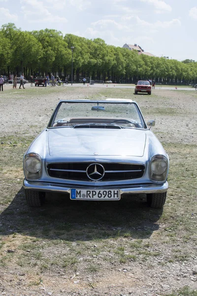 Klasik Alman Üstü Açık Mercedes 500 Ler — Stok fotoğraf