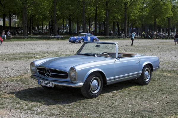 Κλασικό Γερμανικό Μετατρέψιμο Mercedes 500Sl — Φωτογραφία Αρχείου