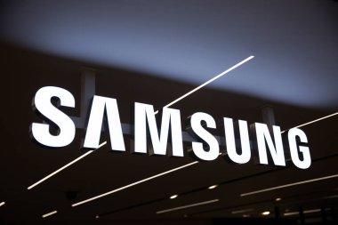 Londra, Uk - 20 Şubat 2020: Harrods alışveriş merkezinde logo kiralayan Samsung teknolojisi. 