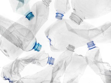Beyaz arka planda kullanılmış plastik şişe desenleri izole edilmiş. Çevre kirliliği kavramsal poster, afiş şablonu.