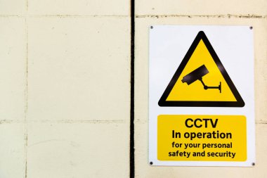 Duvarda sarı uyarı levhası kapalı devre dışı.