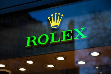 Londra, Uk - 20 Şubat 2020: Mağazanın dışında Rolex marka saat logosu.